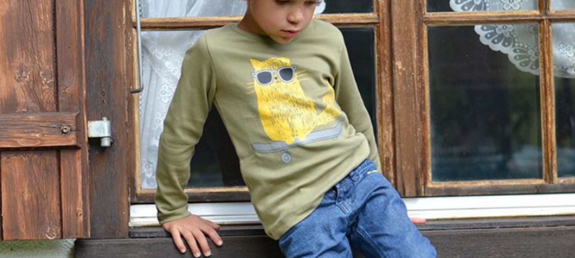 kid wearing khaki la queue du chat tshirt