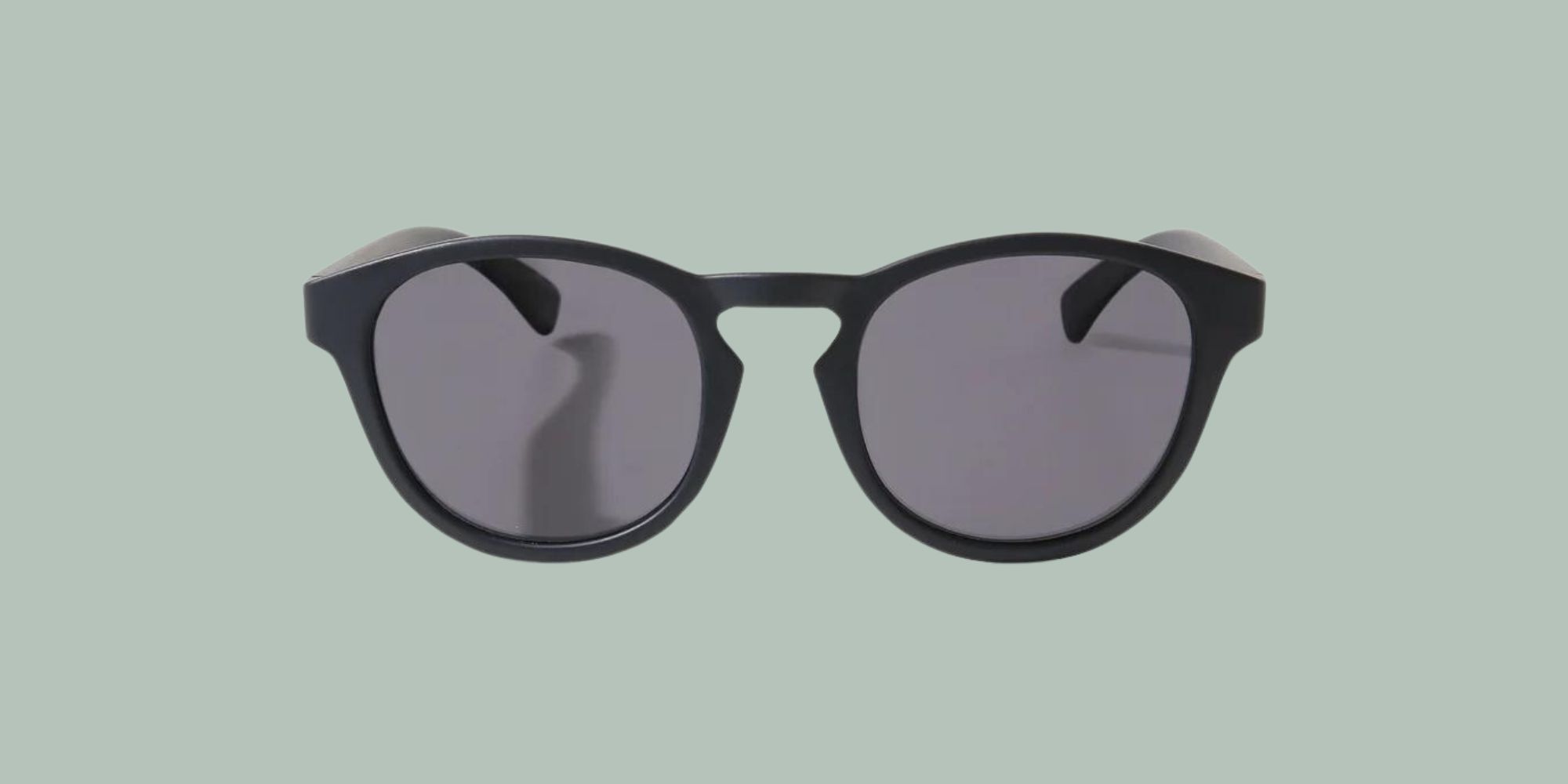 Black round classic more sustainable sunglasses by Kampos.