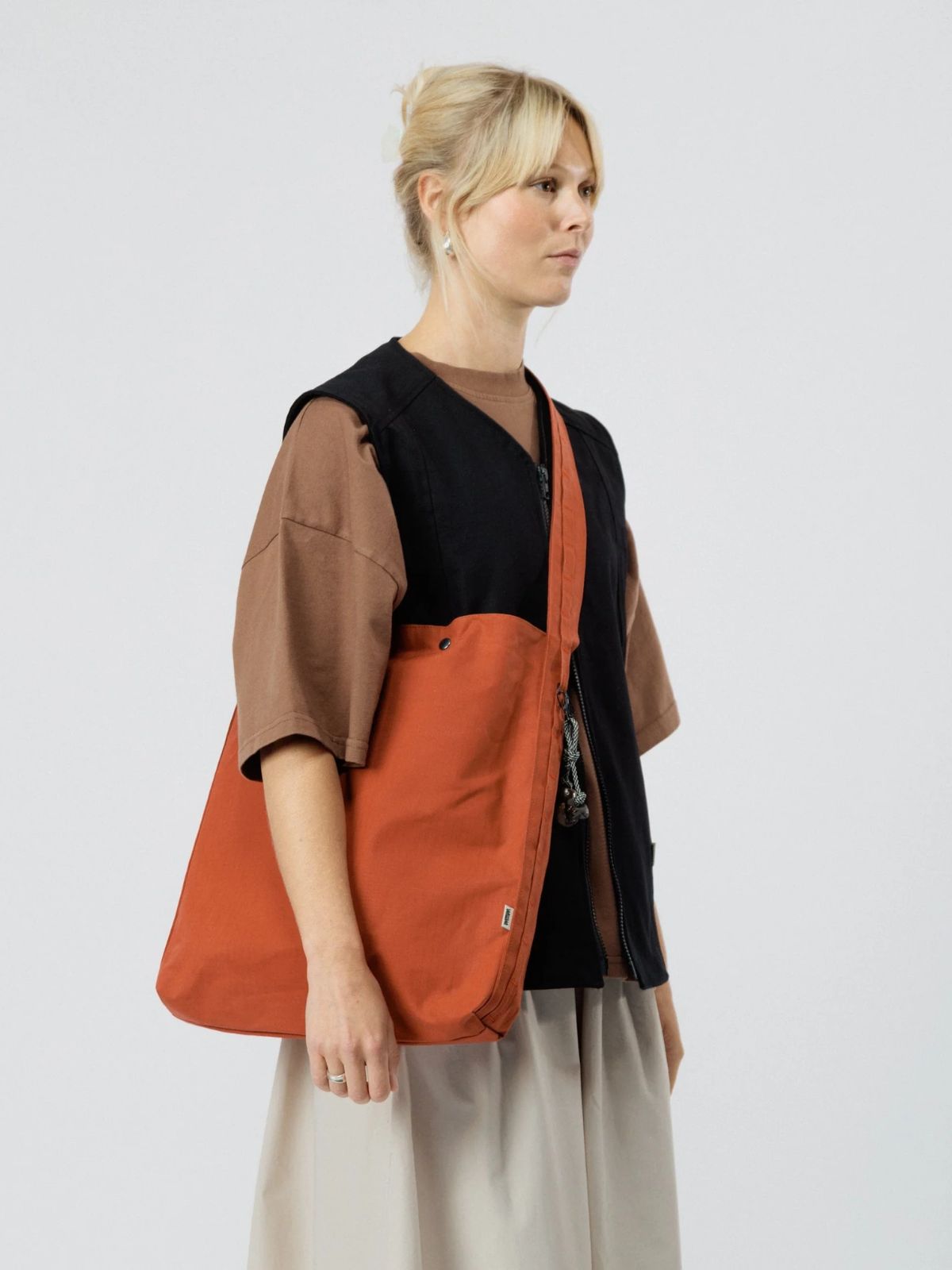 person wearing more sustainable tote bag from wawwa