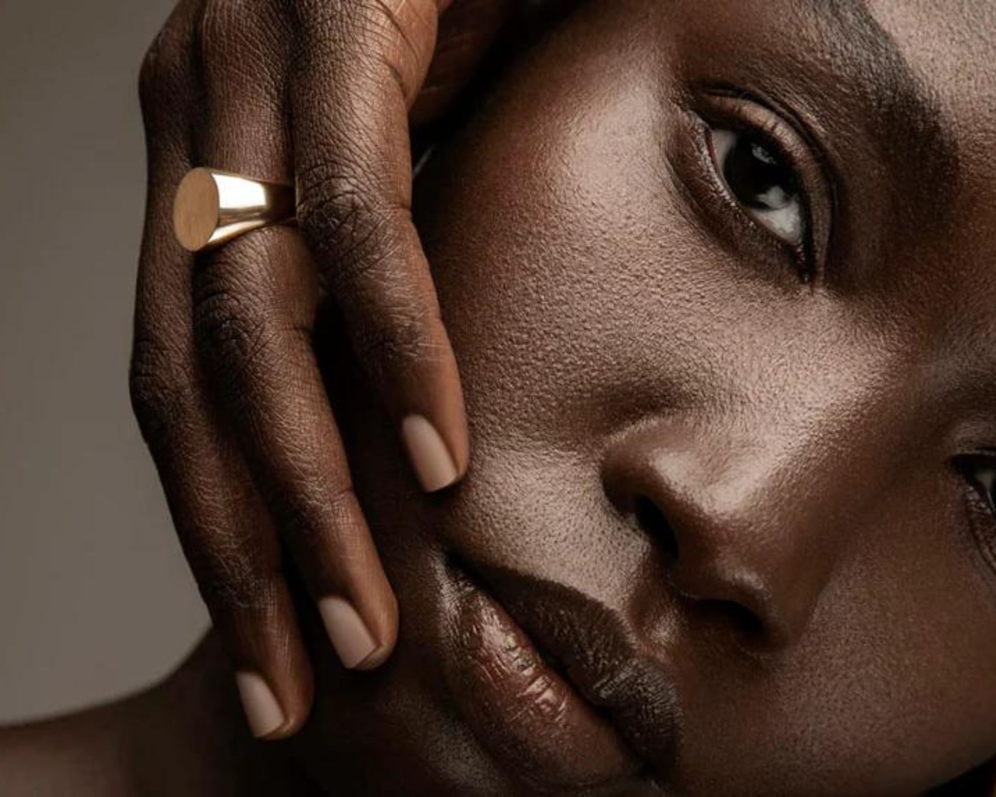 Close up of someone wearing a fairmined gold ring by FUTURA Jewelry.