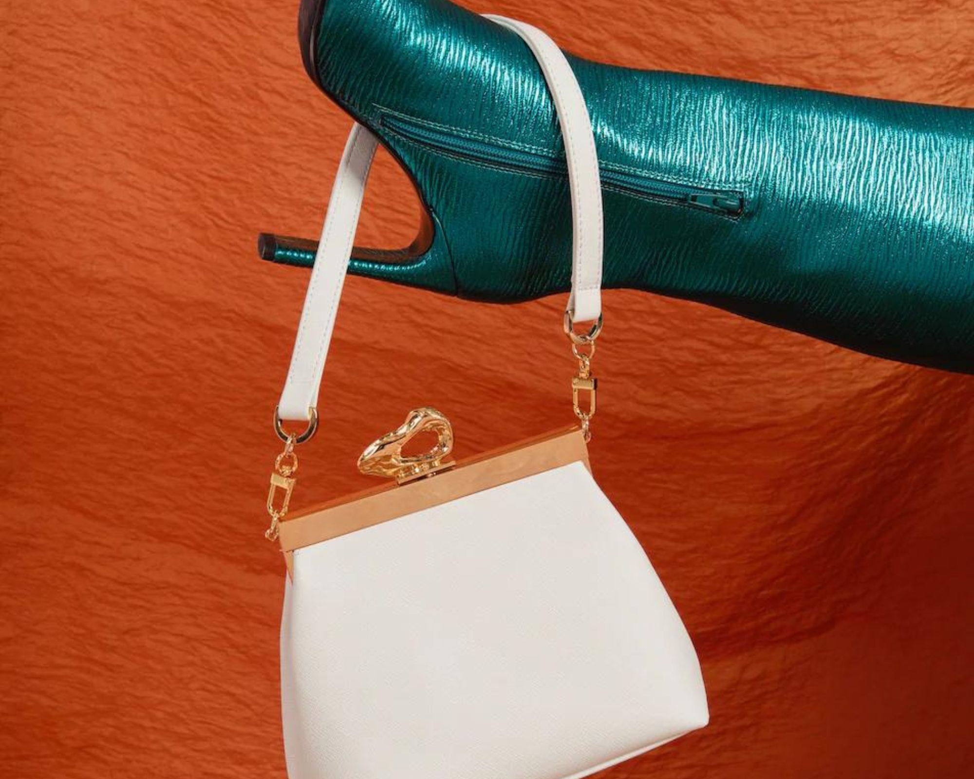 A small white vegan handbag by Mashu with a gold clasp.