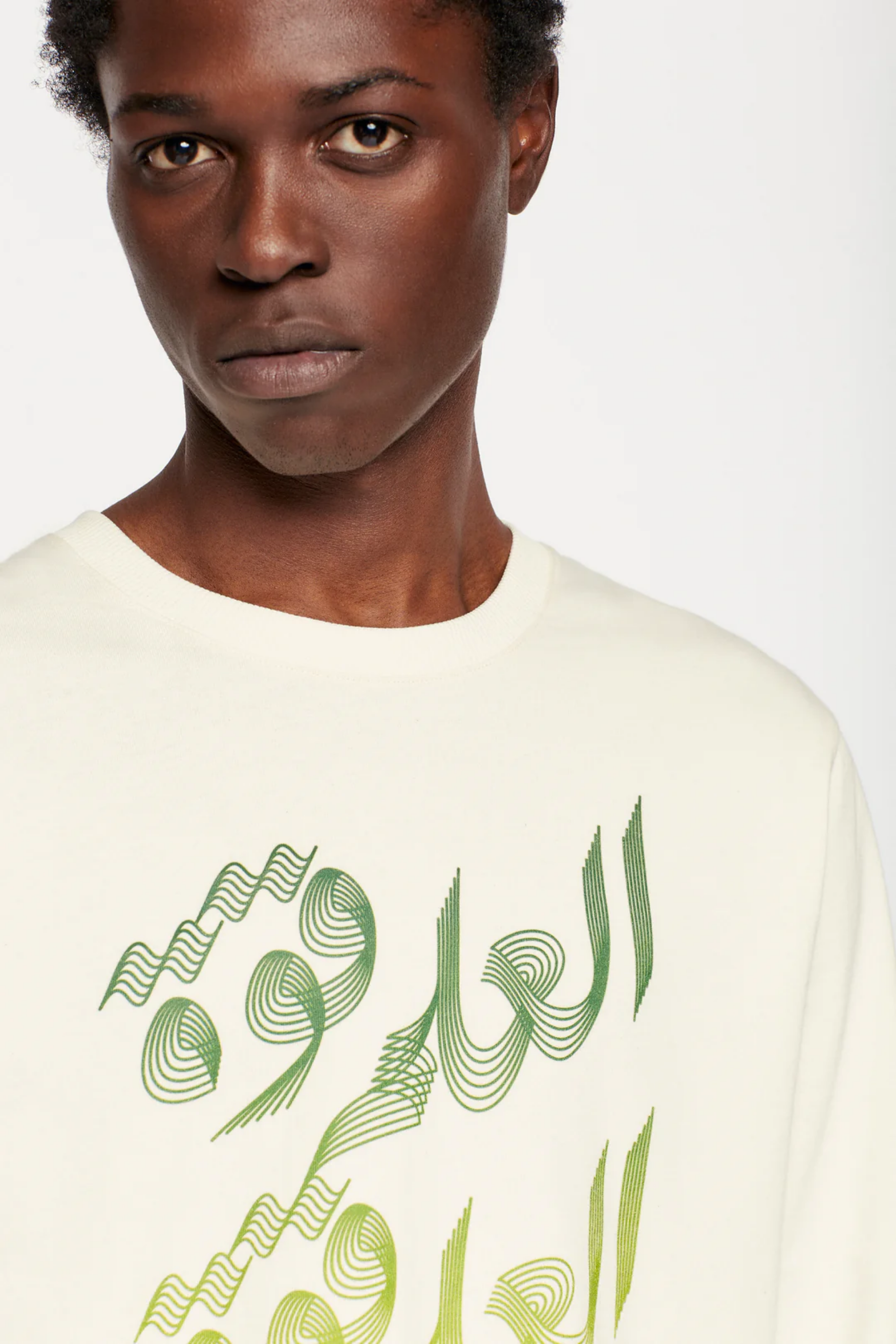 Man wearing sustainable printed t-shirt from Kotn