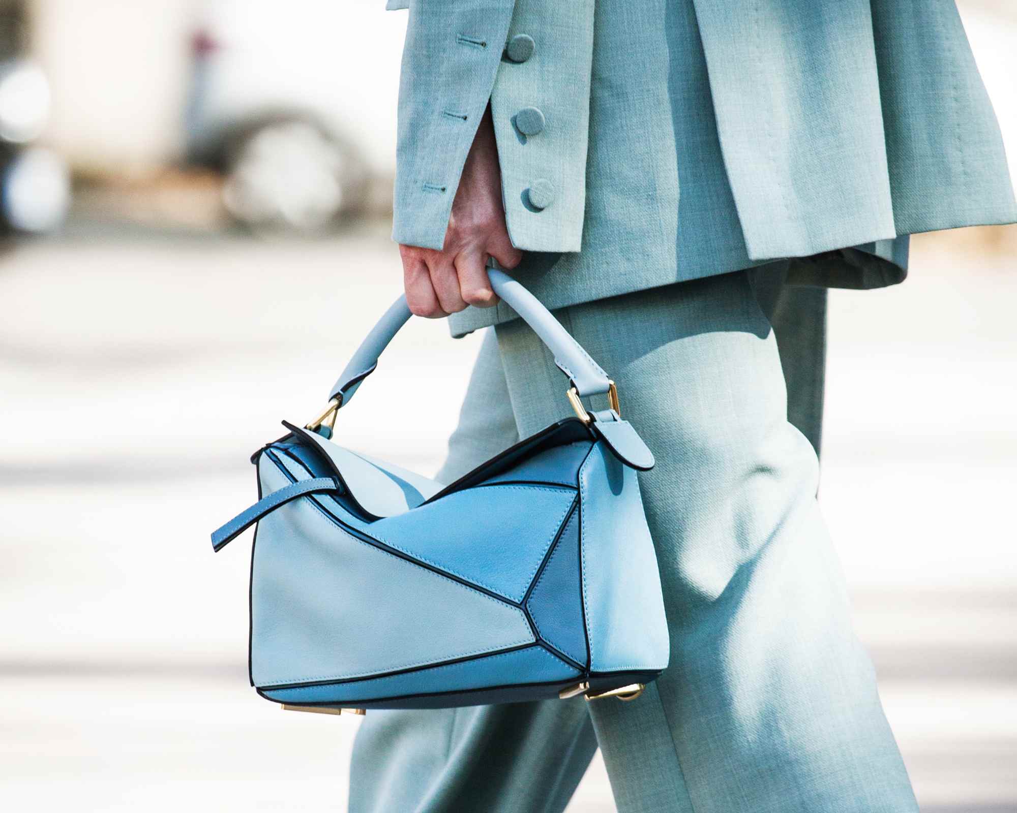 Person carrying a Loewe puzzle bag