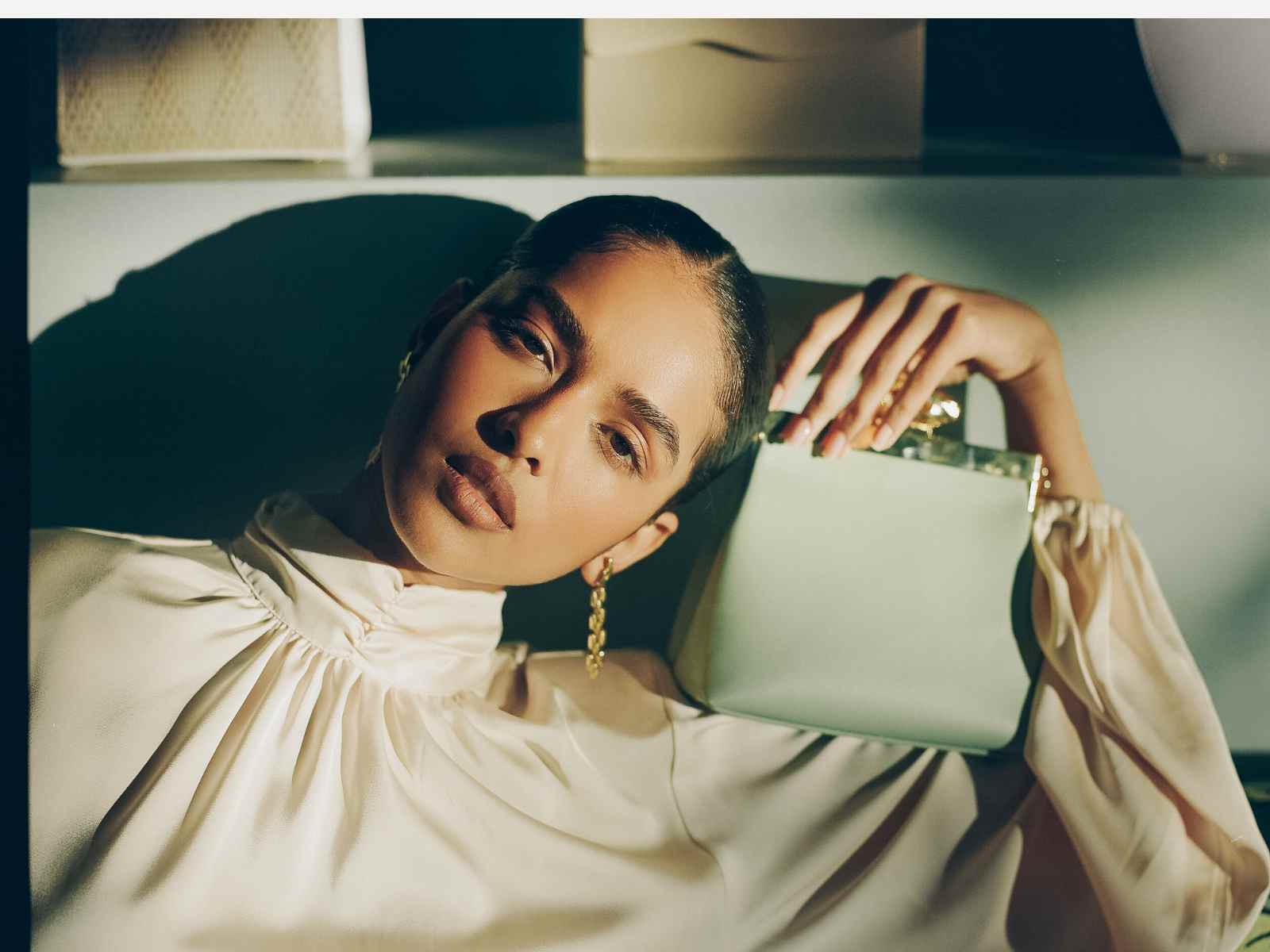 Person holding vegan handbag from Mashu