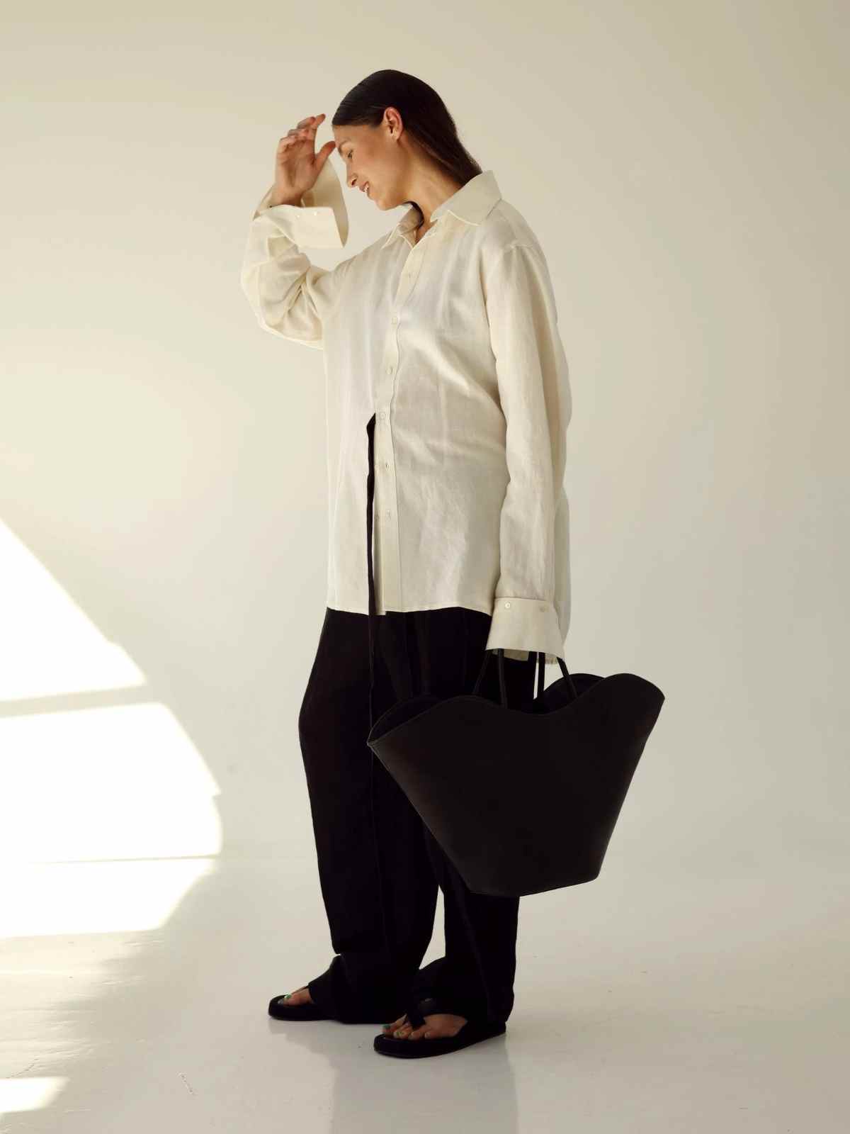 PERSON CARRYING VEGAN PLASTIC-FREE TOTE BAG from ask scandinavia (1)