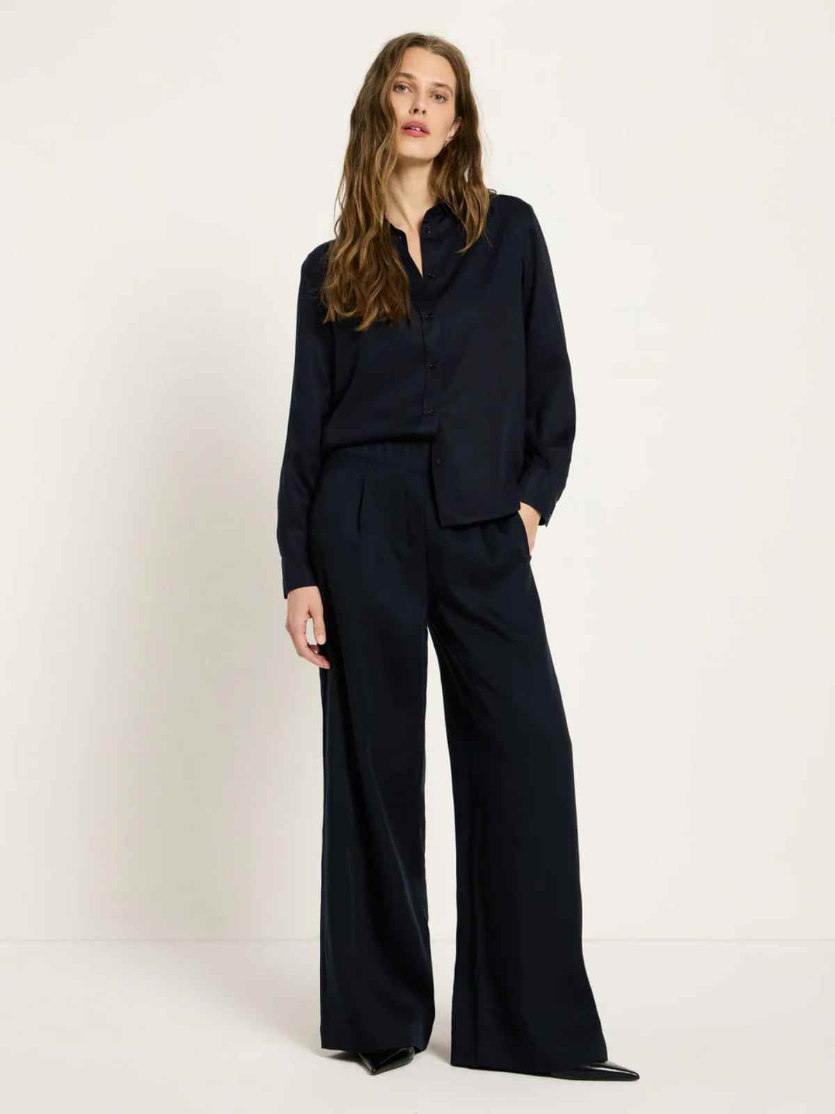 person wearing more sustainable officewear from lanius