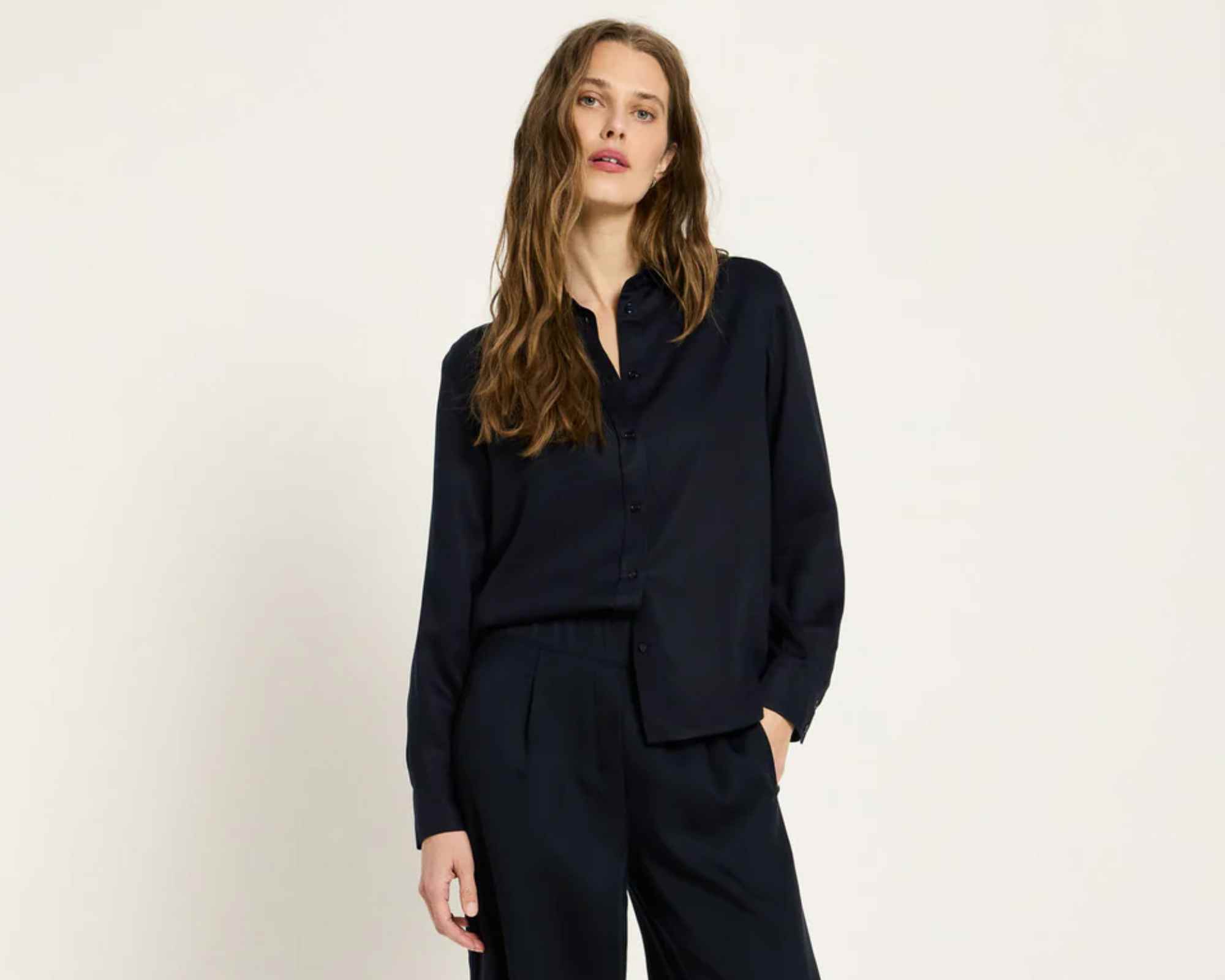 person wearing more sustainable officewear from lanius